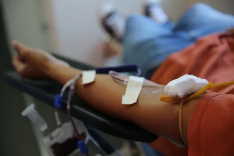 Doação de sangue: novas regras reduzem espera após tatuagem e piercing