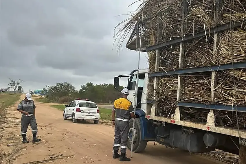 Emtransfi fiscaliza caminhões que transportam cana-de-açúcar em São Francisco de Itabapoana