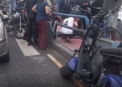 Jovem fica ferido após acidente entre carro e scooter no Centro de Campos
