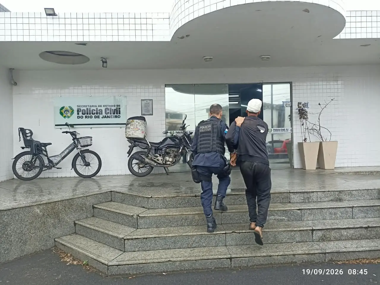 Dois homens são presos com pistola e moto roubada na RJ-158, em São Fidélis